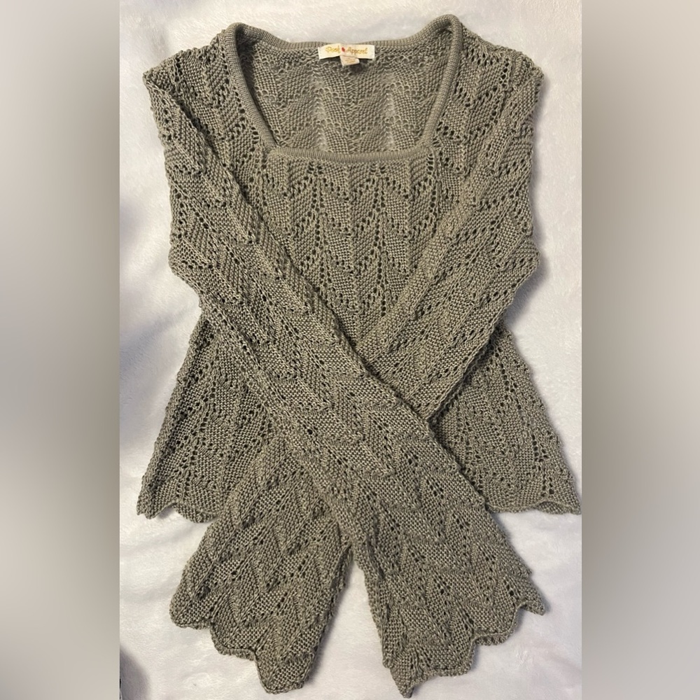 Soft green knit sweater with long sleeves and a loose fit